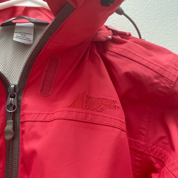 MEC - Pink / Red Rain Jacket with Detachable Hood - Picture 4 of 7